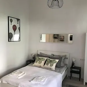  Apartman Near Park Only 5 Minutes Walk , Where Find The World Famous Szechenyi Thermal Bath Spa, Capital Circus , Museums The Is Modern And Newly Renovated ,in A Quiet And Peaceful Oasis With Ac ,smart Tv, High Speed Internet